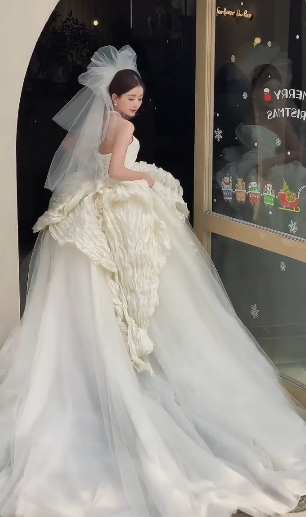 Pretty Ball Gown Strapless Satin Tulle With Veil Long Wedding Dresses