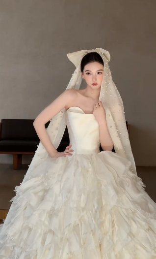 Pretty Ball Gown Starpless Satin With Veil Long Wedding Dresses