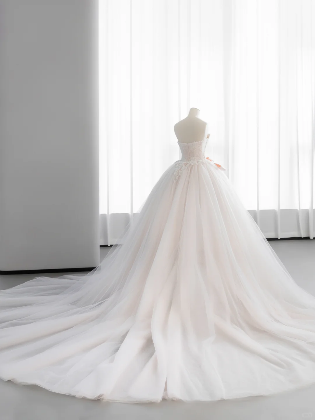 Elegant Ball Gown Strapless Tulle Lace Bow With Gloves Long Wedding Dresses