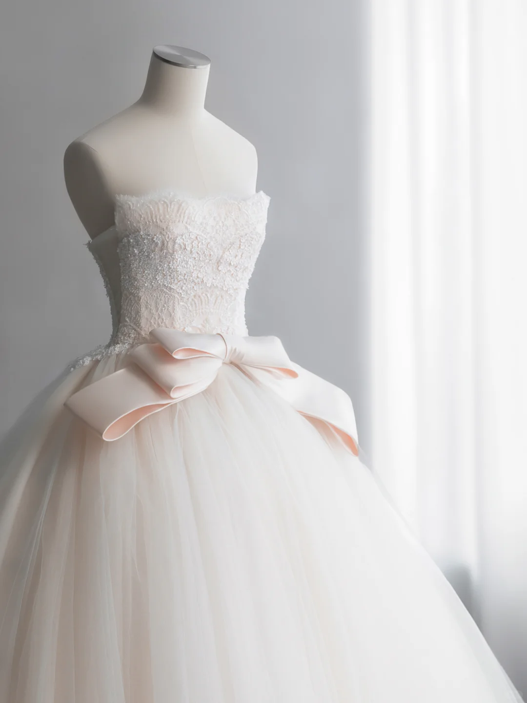 Elegant Ball Gown Strapless Tulle Lace Bow With Gloves Long Wedding Dresses