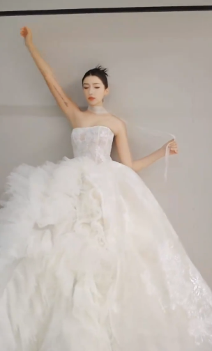 Pretty Ball Gown Strapless Tulle Lace Long Wedding Dresses