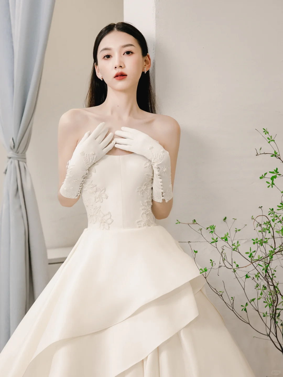 Eelgant Ball Gown Strapless Satin Applique With Gloves Long Wedding Dresses