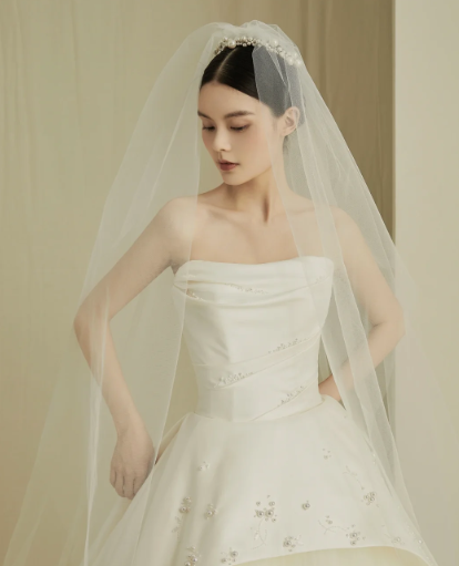 Elegant Ball Gown Strapless Satin Tulle Beaded With Veil Long Wedding Dresses