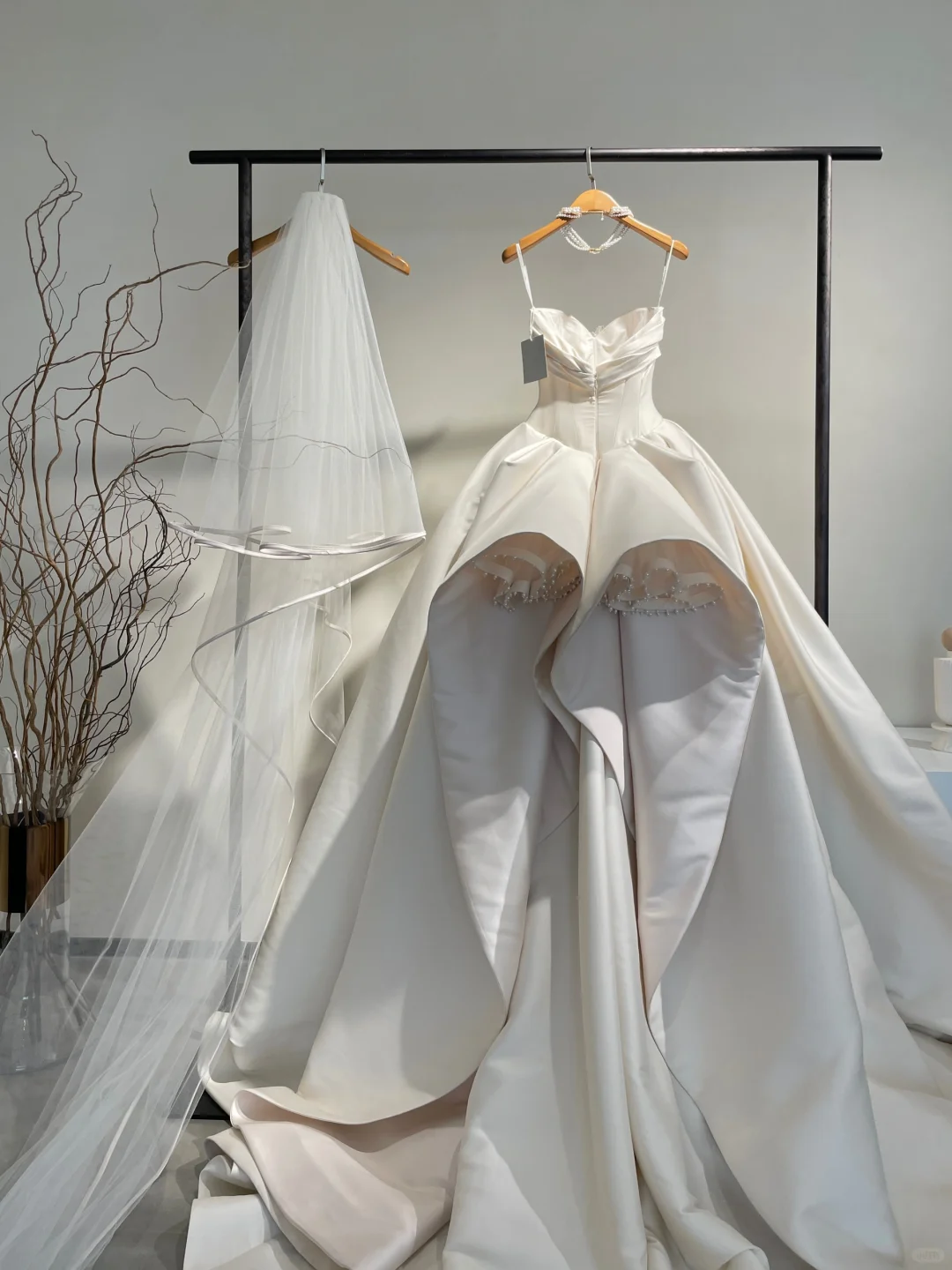 Elegant Ball Gown Spaghetti Straps Satin Flower With Veil Long Wedding Dresses