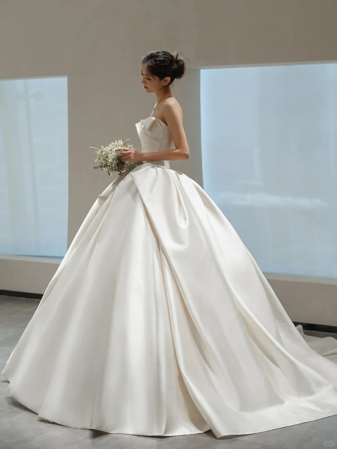 Pretty Ball Gown Strapless Satin Pleated With Veil Long Wedding Dresses