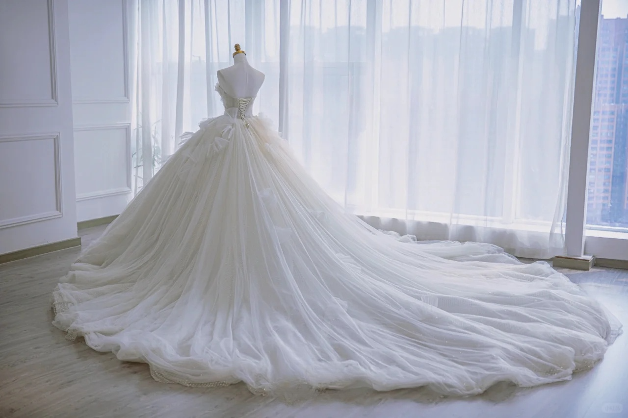 Elegant Ball Gown Strapless Tulle Sequin Long Wedding Dresses