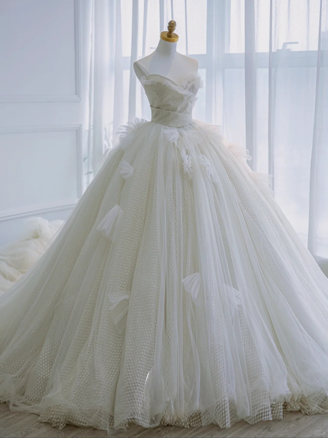 Elegant Ball Gown Strapless Tulle Sequin Long Wedding Dresses