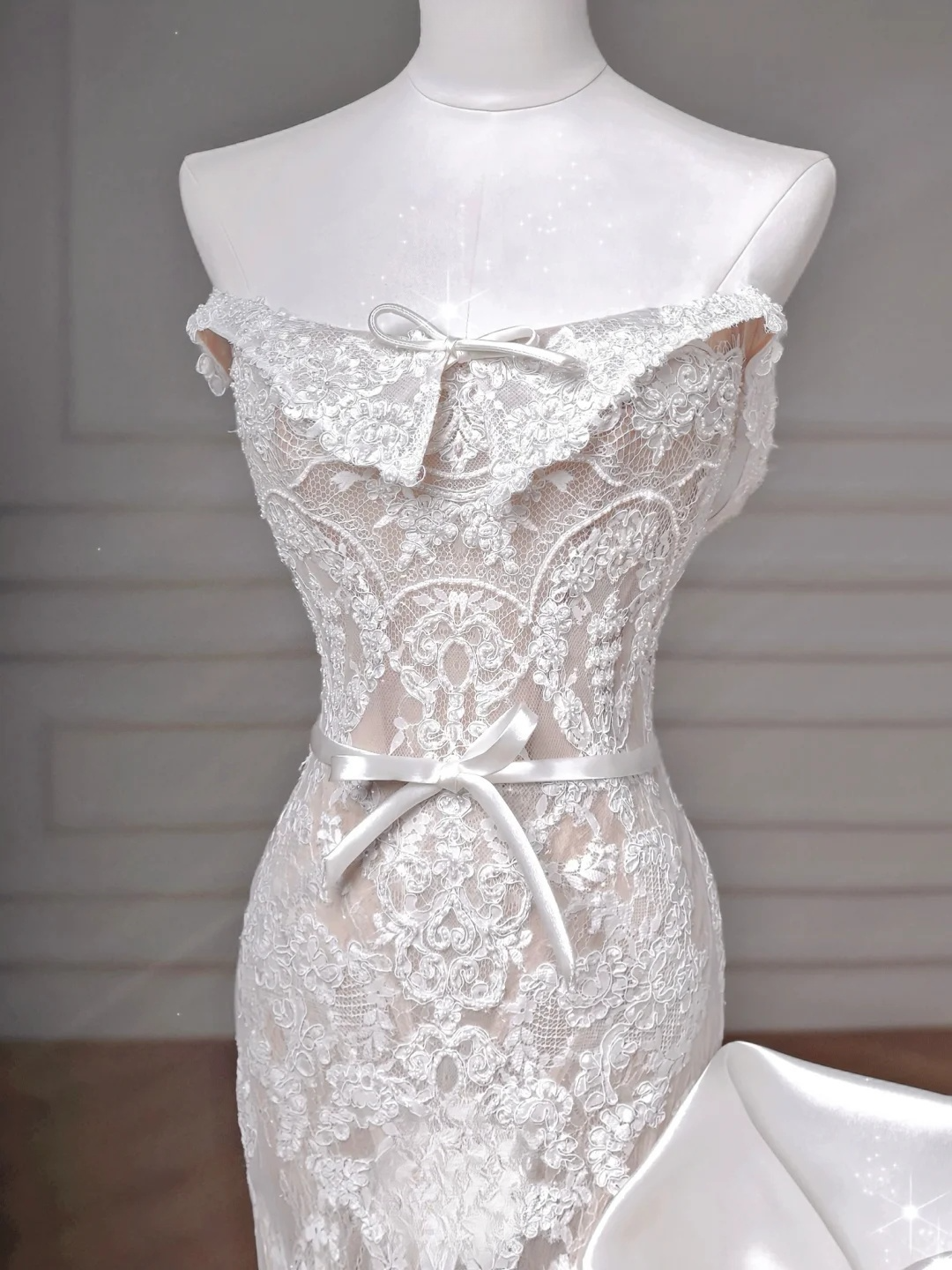Stunning Mermaid Strapless Satin Lace Long Wedding Dresses