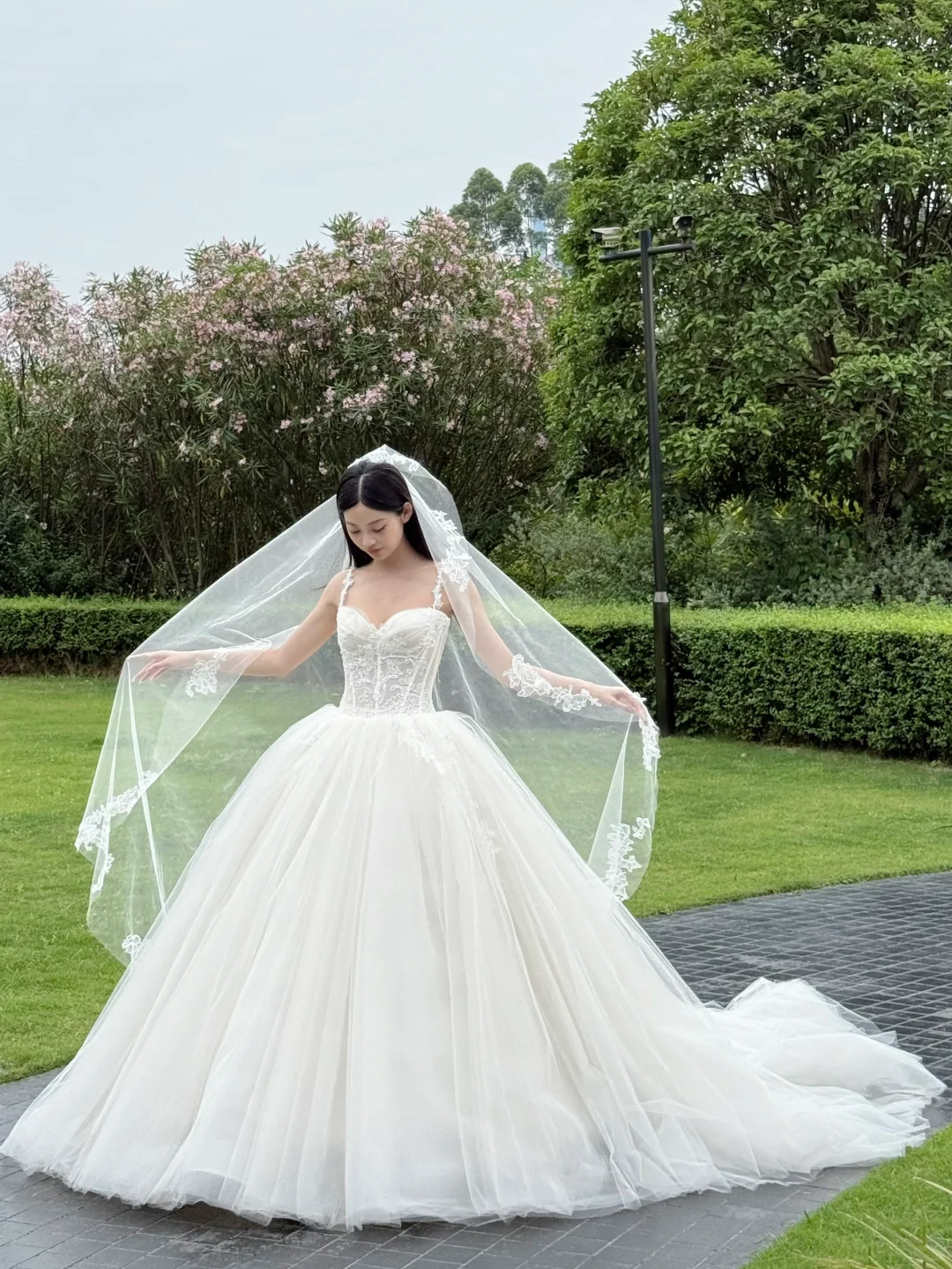 Stunning Ball Gown Spaghetti Straps Tulle Lace With Veil Long Wedding Dresses