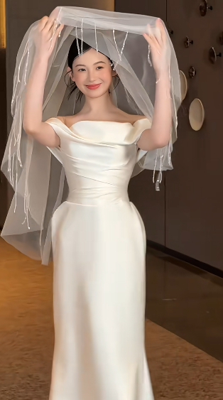 Elegant Mermaid Off The Shoulder Satin With Veil Long Wedding Dresses
