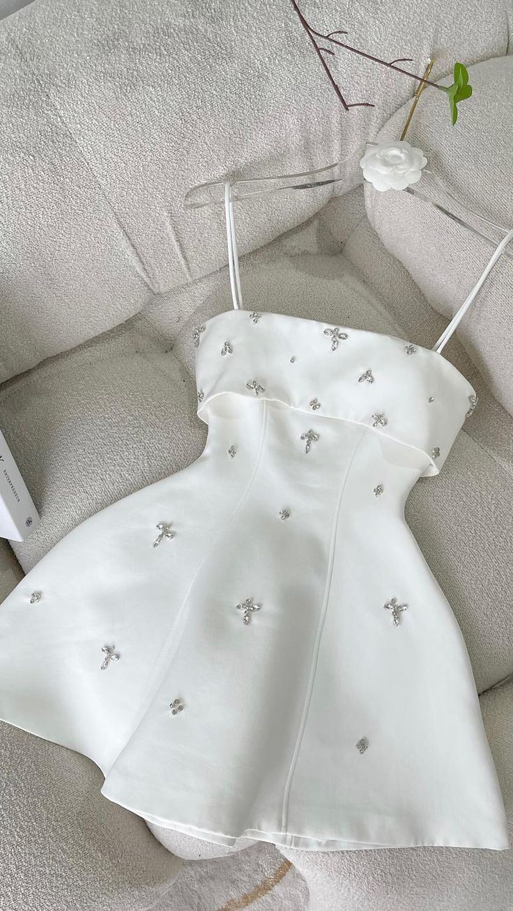 Pretty A Line Spaghetti Straps White Satin Beads Short Homecoming Dress 17th Birthday Outfits