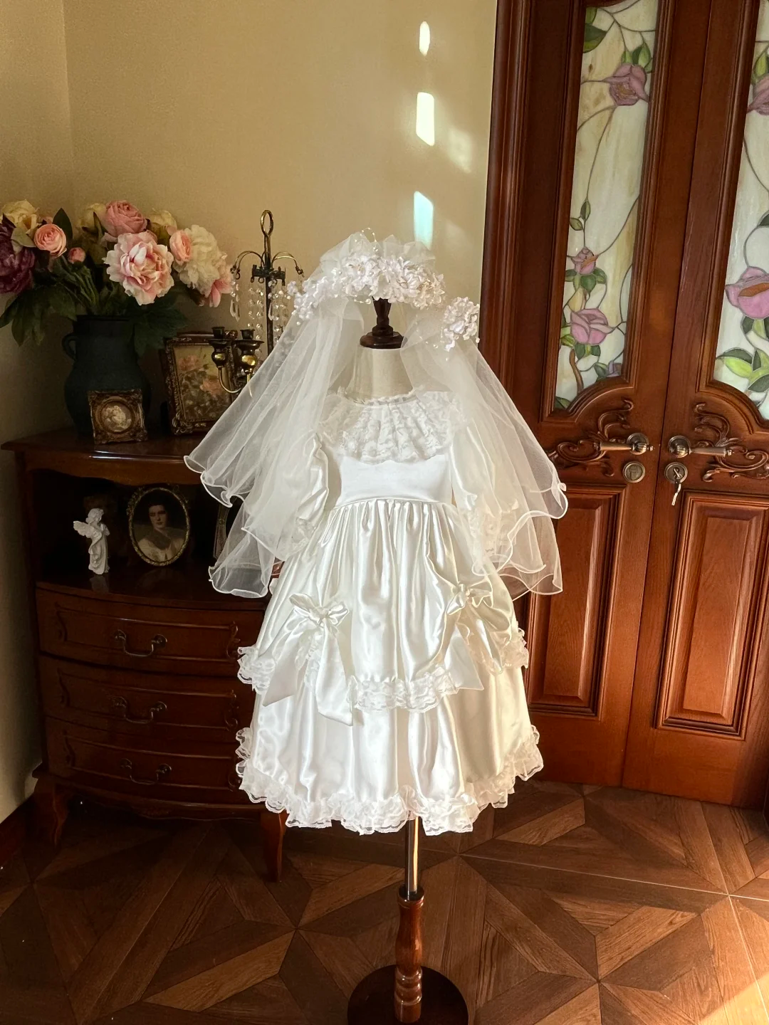 Vintage Princess A Line Tiered Satin Lace With Short Sleeves Flower Girl Dress