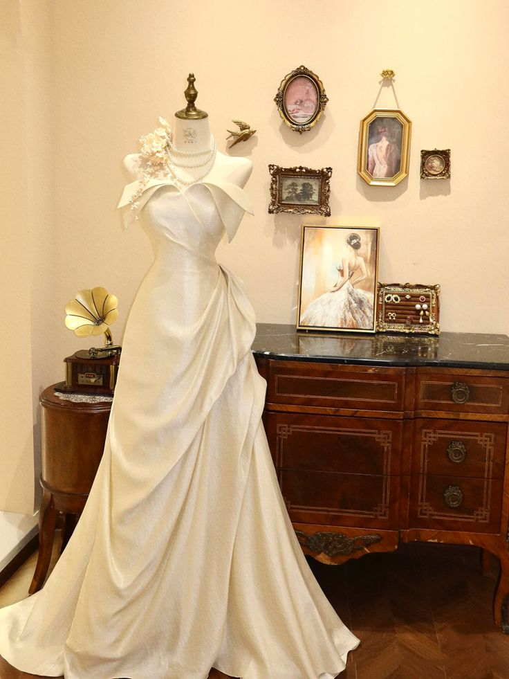 Elegant Strapless Satin Pleated White Mermaid Long Wedding Dress