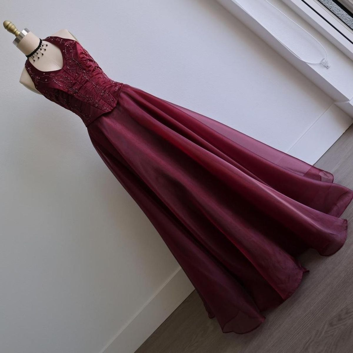 Charming Halter V Neck Burgundy Satin Tulle Beaded A Line Long Wedding Guest Dress Evening Gown