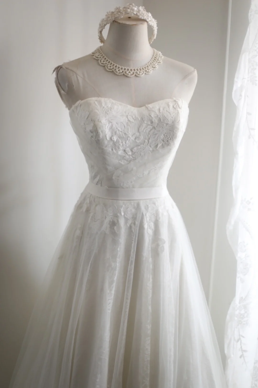 Vintage Strapless White Tulle Lace Appliques Wedding Dress