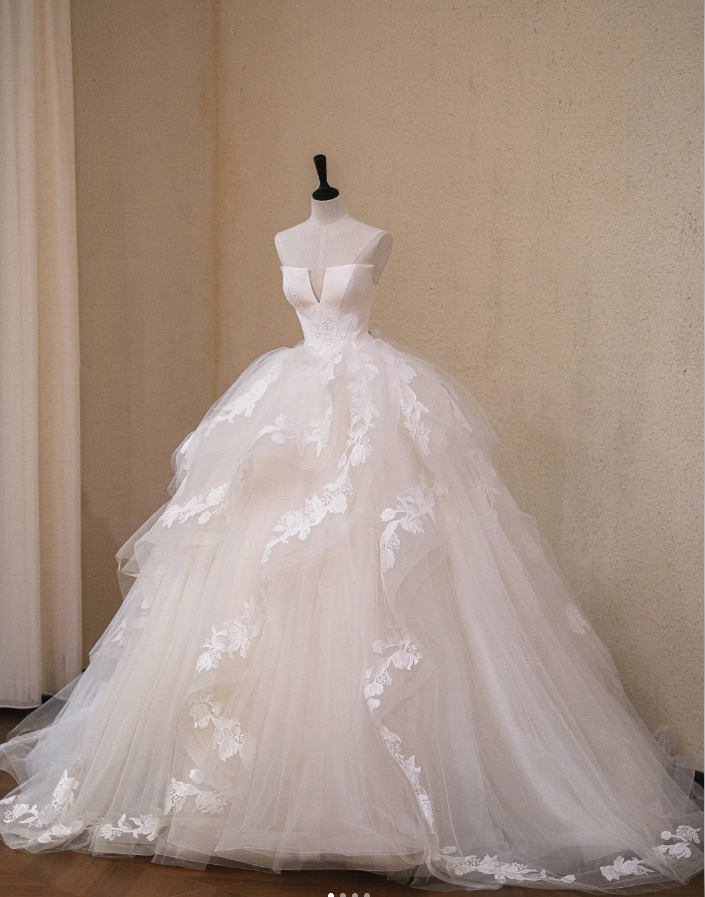 Classy Strapless White Tulle Lace Appliques Long Wedding Dress Formal Bridal Dress