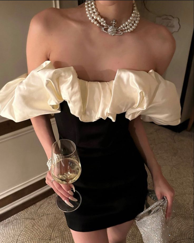 Elegant One-shoulder Slim-fit Hip-wrapped Satin 17th Birthday Miniskirt Homecoming Dress