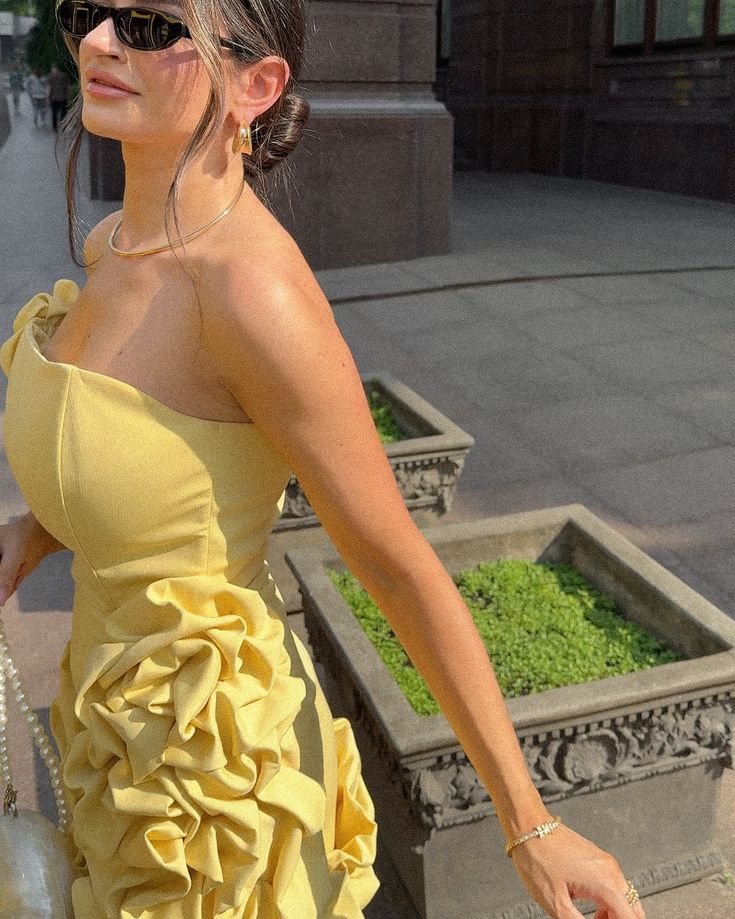 Elegant Yellow One-shoulder Flower Bud Pleated Waist 17th Birthday Homecoming Dress