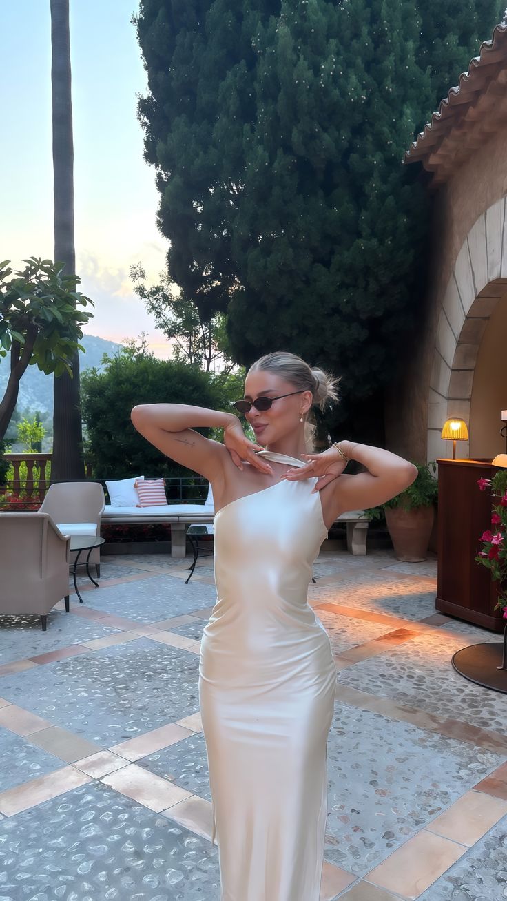 Minimalist Cream Apricot Slim-Fit One-Shoulder Halter Satin Long Prom Dress Evening Dress Bridesmaid Dress