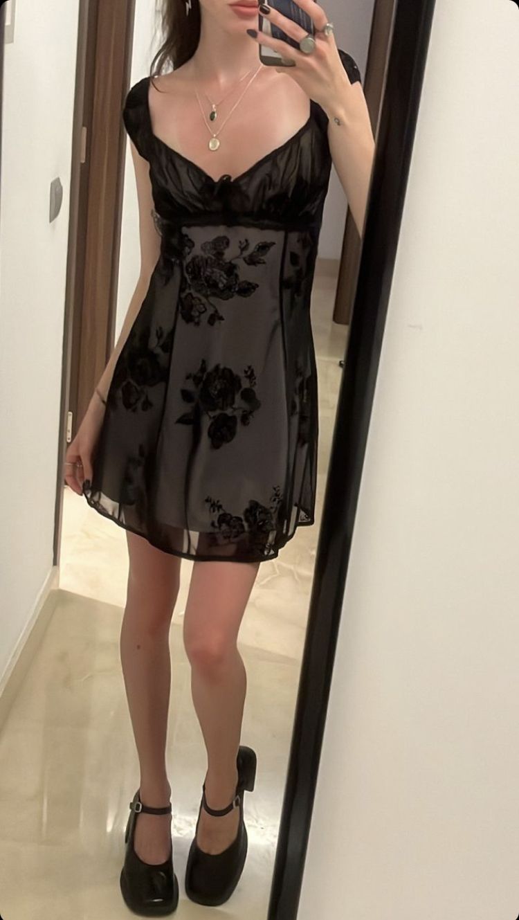 Sweet Black Small Flying Sleeves Embroidered Waist A-line Tulle Birthday Party Homecoming Dress