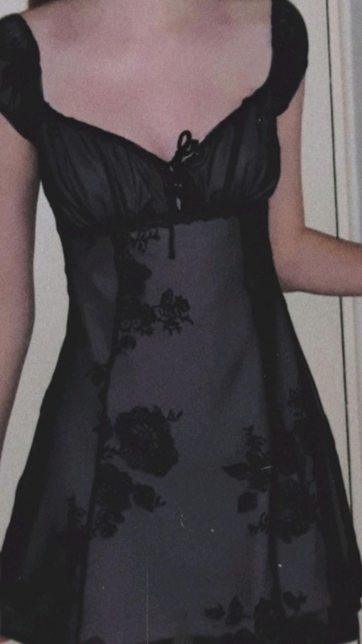 Sweet Black Small Flying Sleeves Embroidered Waist A-line Tulle Birthday Party Homecoming Dress