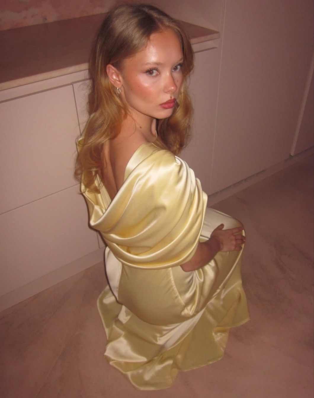 Elegant Yellow Slim-Fit Crew Neck Cap Sleeve Satin Long Prom Dress Evening Dress