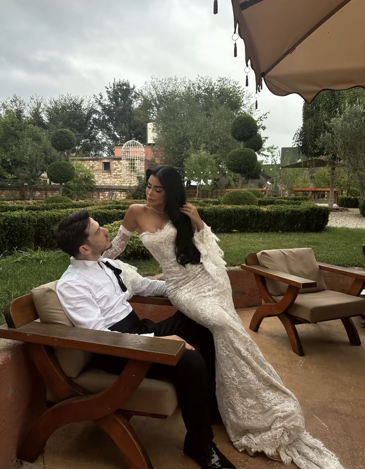 Luxurious Ivory Mermaid Sweetheart Neck Lace Train Wedding Dress
