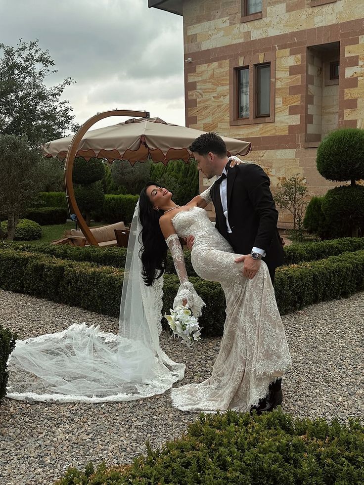 Luxurious Ivory Mermaid Sweetheart Neck Lace Train Wedding Dress