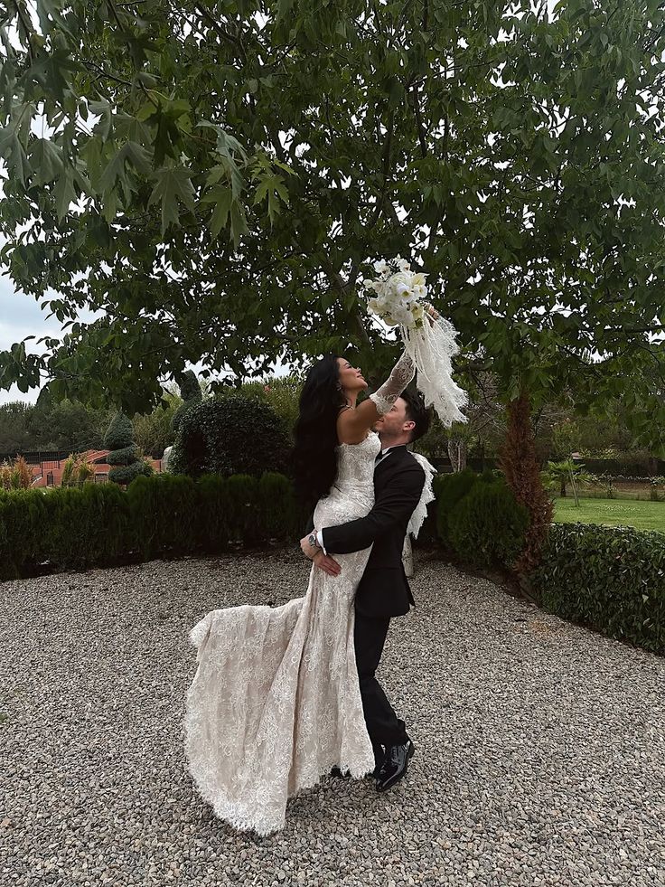 Luxurious Ivory Mermaid Sweetheart Neck Lace Train Wedding Dress