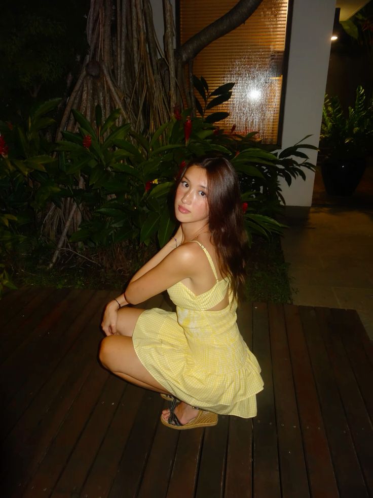 Sweet Yellow V-neck Thin Strap Ruffled Mini 17th Birthday Homecoming Dress