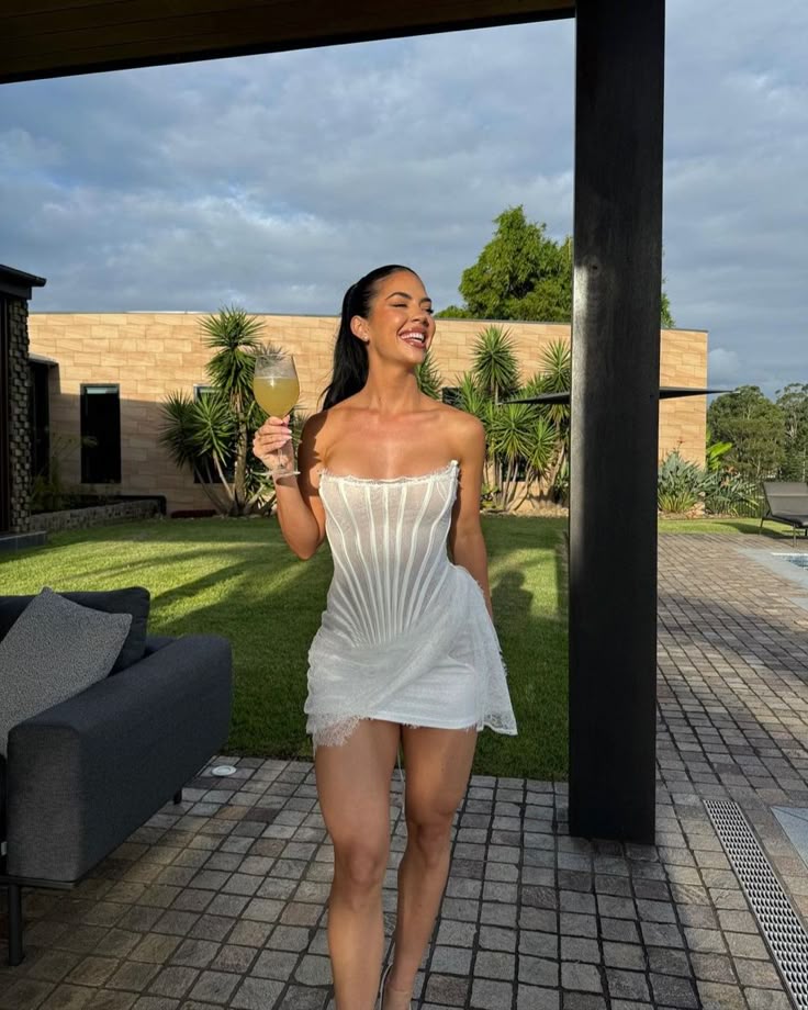 Simple White Tube Top Fishbone Irregular Lace Hip-wrapped Birthday Party Homecoming Dress