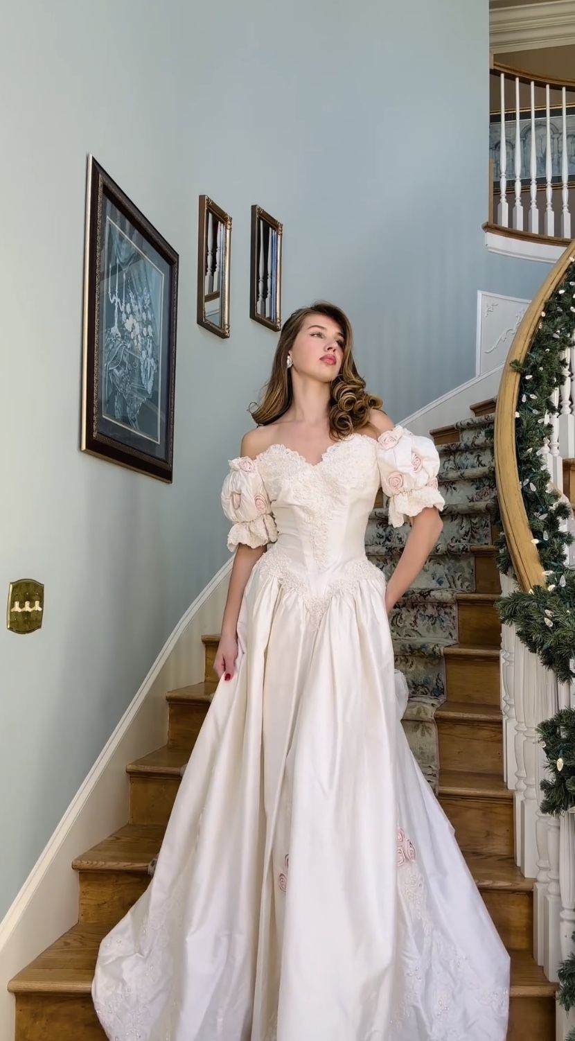 Vintage Retro Off-White Off Shoulder 3D Rose Lace Embroidery Satin Train Prom Dress Evening Dress