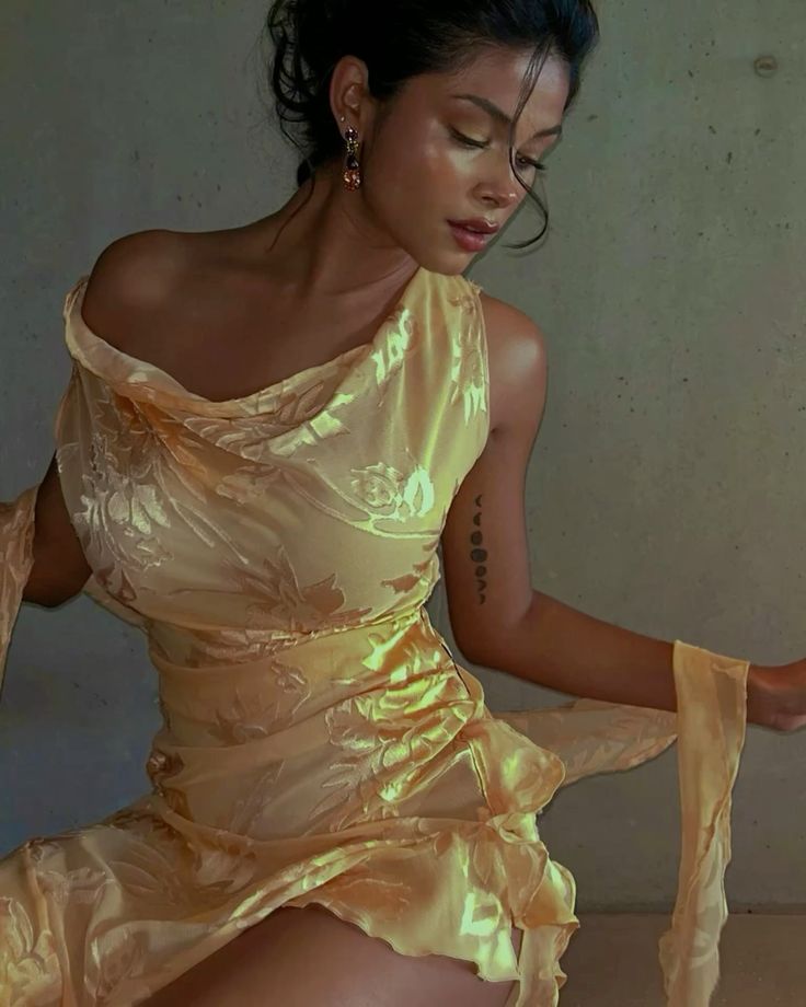 Retro Elegant Gold Off-shoulder Collar Jacquard Pattern Satin Birthday Dress Homecoming Dress