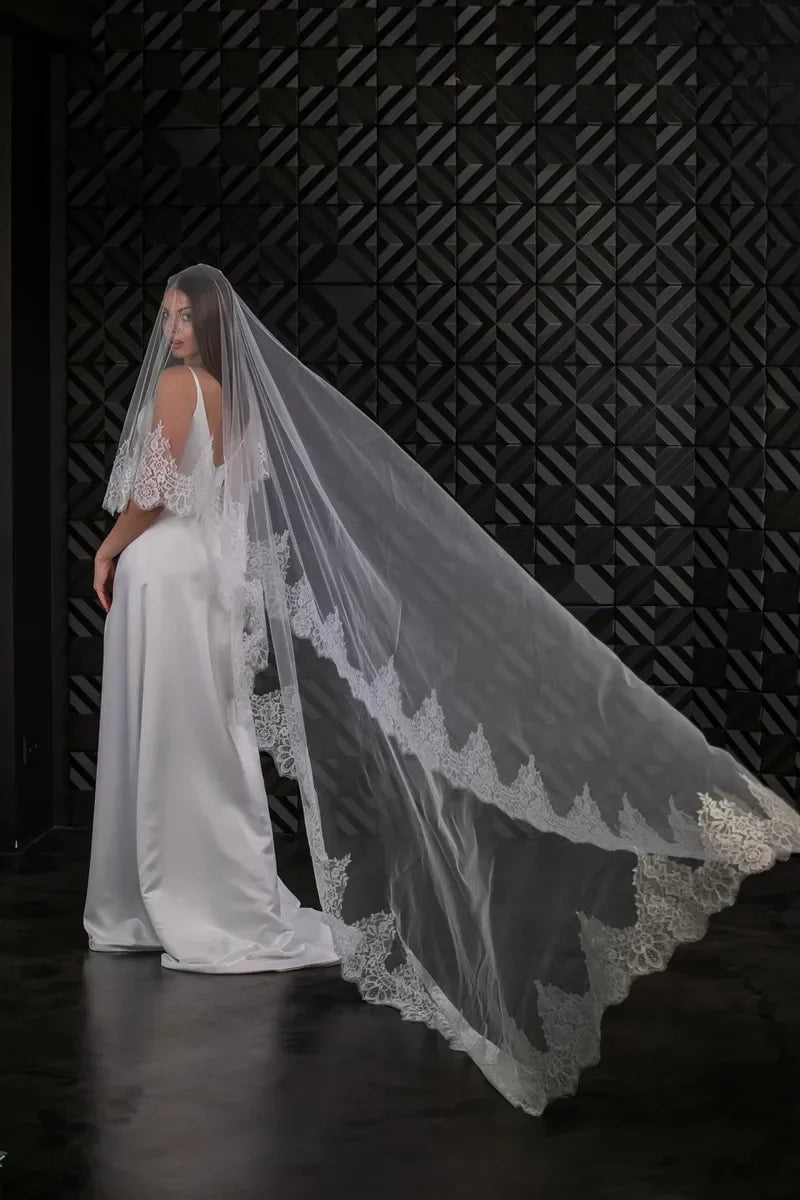 Chapel / Cathedral Wedding Veil Lace Trim Bridal Veil 2 Tires Tulle Long Veil Metal Comb