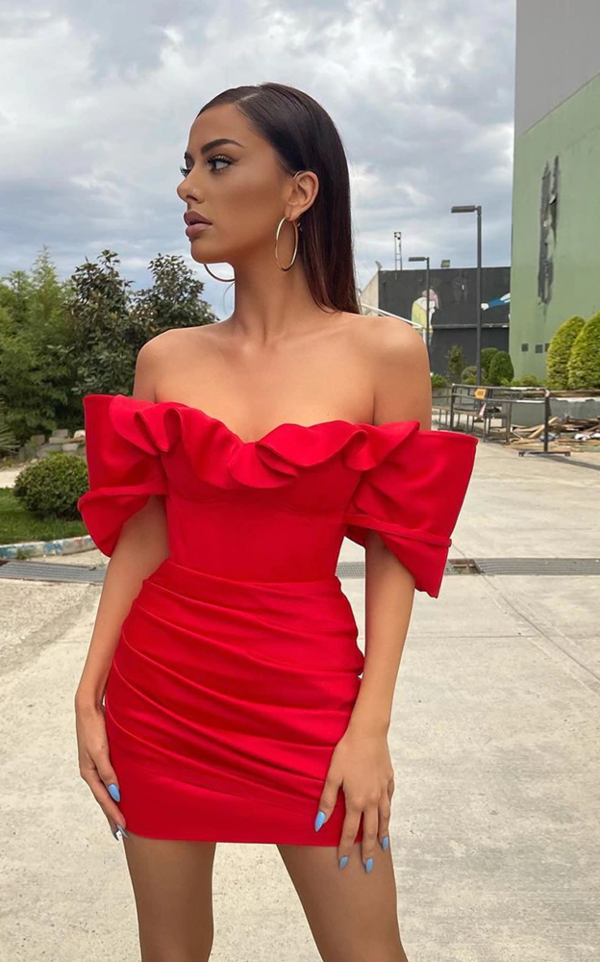 Red Off Shoulder Mini Cocktail Dresses Ruffles Satin Column Sexy Clubbing Dress Ruched Above Knee Formal Party Dresses