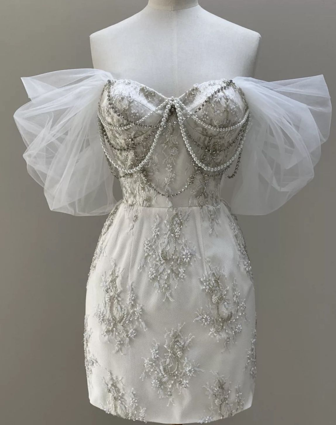 Gorgeous Sweetheart Neck White Satin Lace Applique Sheath Short Formal Birthday Outfits Homecoming Dress