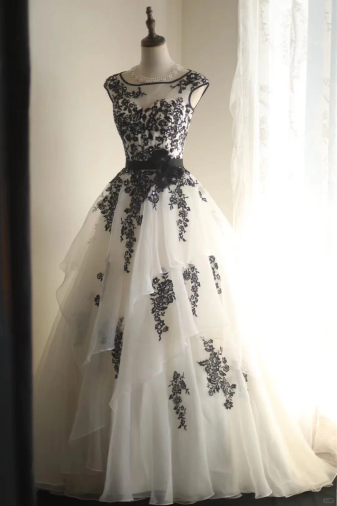 Vintage Black White Tulle Appliques Formal Wedding Dress Long Party Dress