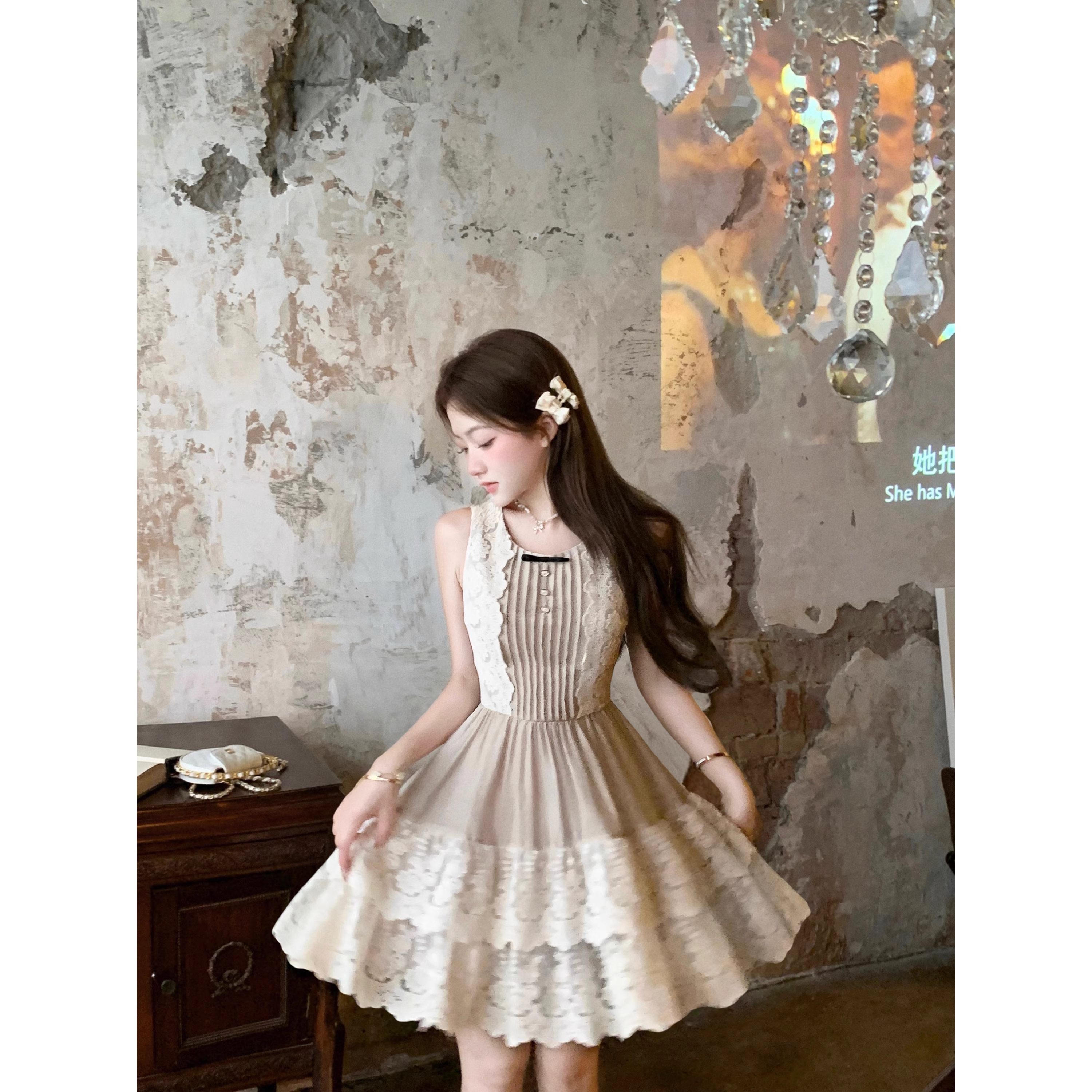 Slim-fit sleeveless dress with a sophisticated princess feel A118