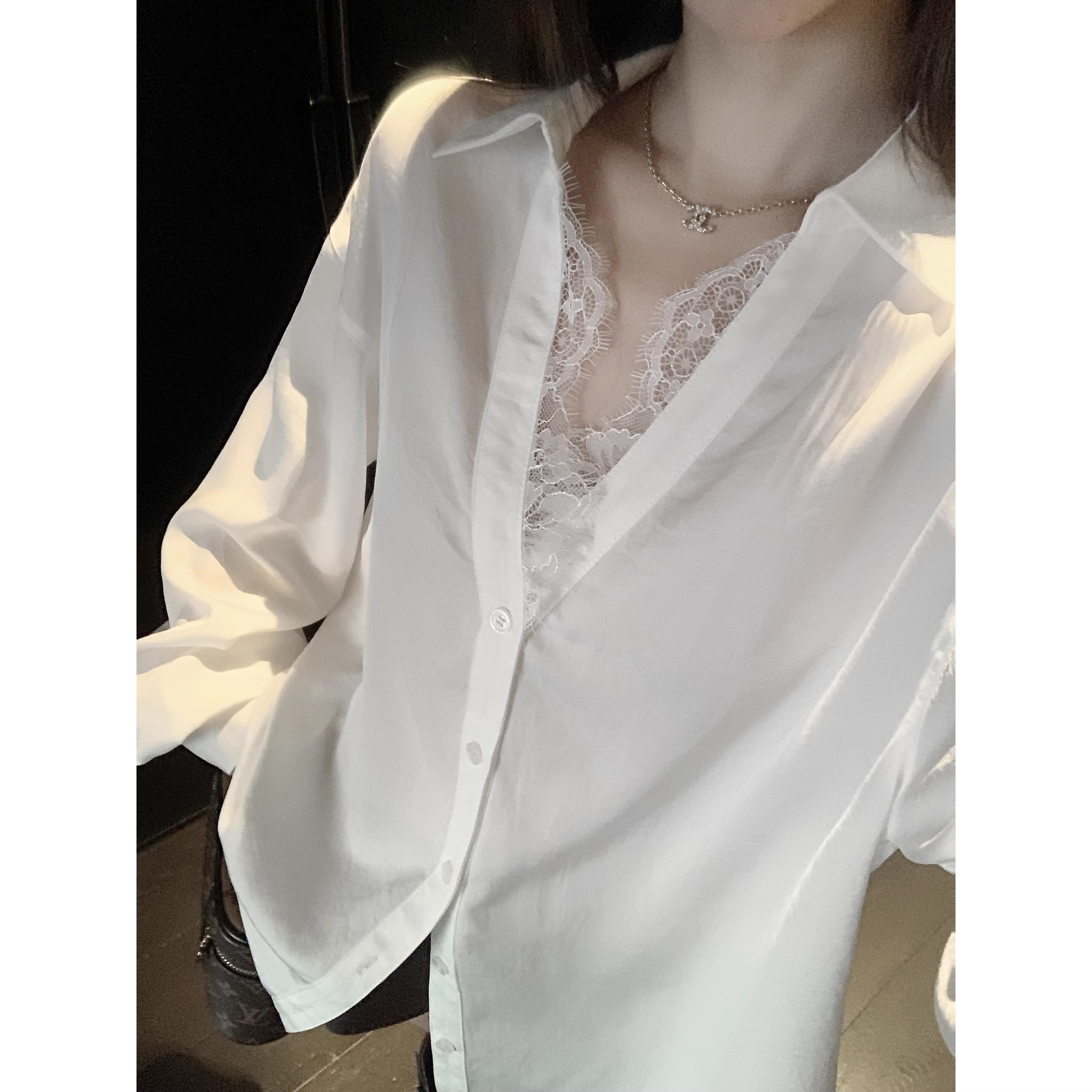 V-neck lace top with white inner shirt A95