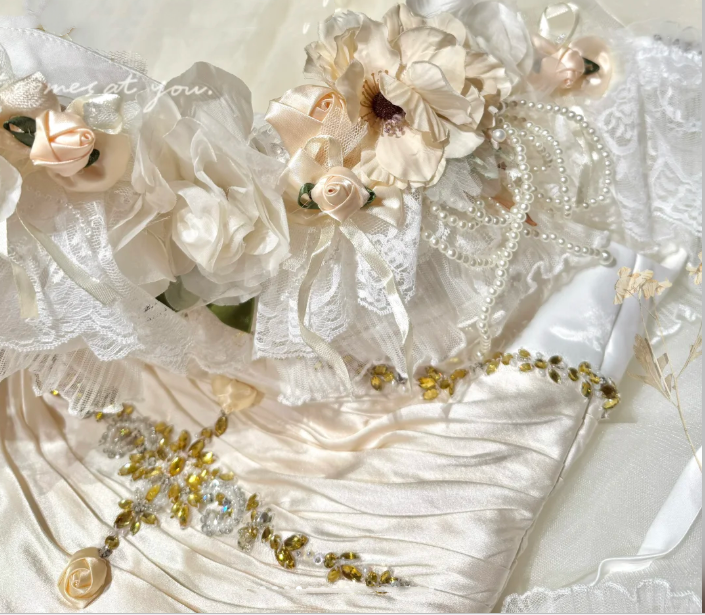 Retro White Satin Lace Layered Long Wedding Dress Formal Bridal Gowns With Flowers