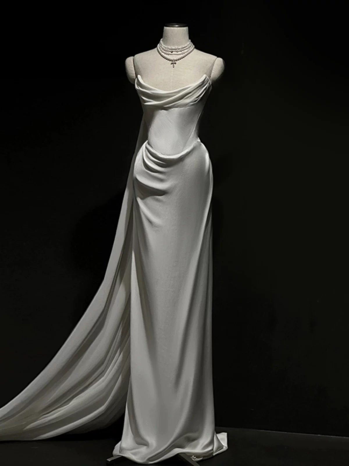 Vintage Mermaid Strapless White Satin Long Wedding Dresses With Ruffles