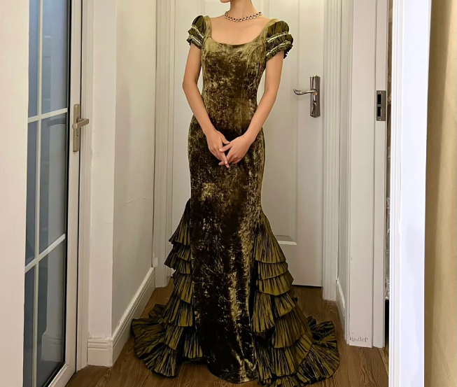 Retro Elegant Green Mermaid Square Neck Short Sleeve Layered Ruffle Velvet Train Prom Dress Evening Dress