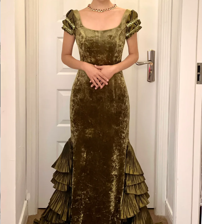 Retro Elegant Green Mermaid Square Neck Short Sleeve Layered Ruffle Velvet Train Prom Dress Evening Dress