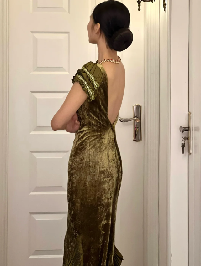 Retro Elegant Green Mermaid Square Neck Short Sleeve Layered Ruffle Velvet Train Prom Dress Evening Dress