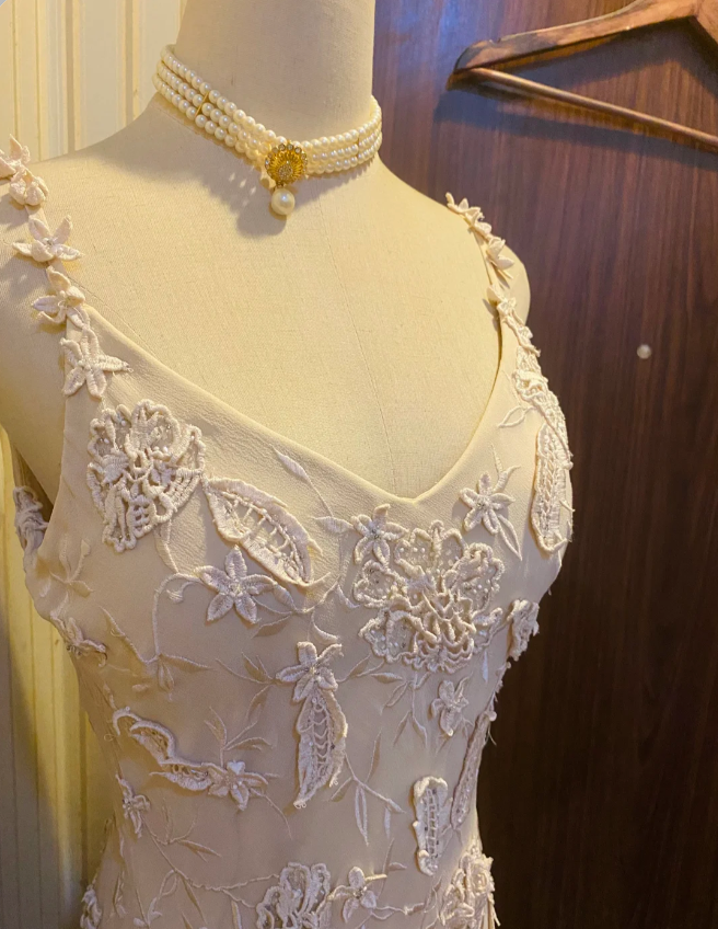 Elegant Ivory Deep V Halter-neck Irregular Lace Prom Dress Evening Dress