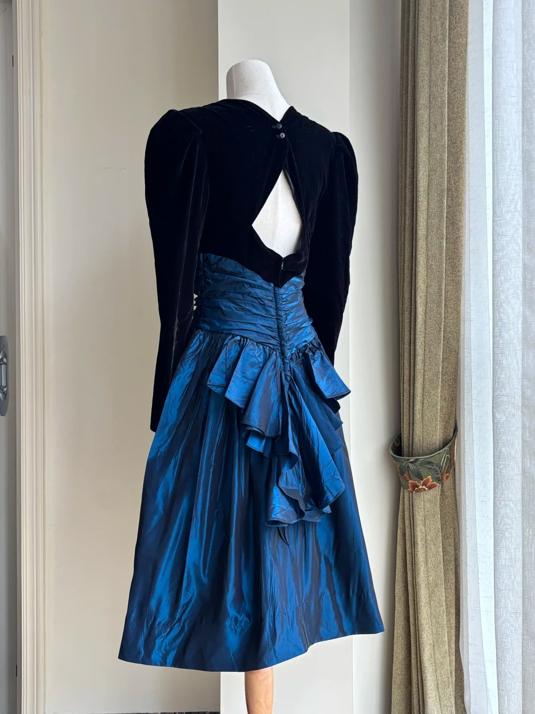 Vintage Black And Blue A-line Long-sleeved Velvet And Satin Prom Dress Evening Dress