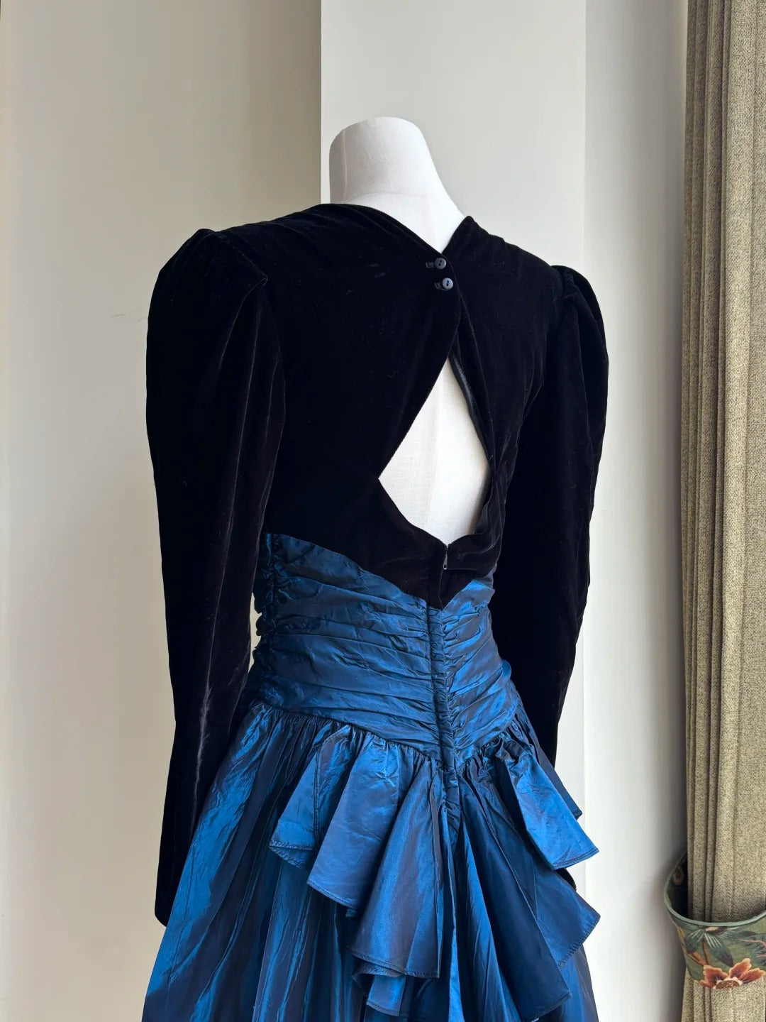 Vintage Black And Blue A-line Long-sleeved Velvet And Satin Prom Dress Evening Dress