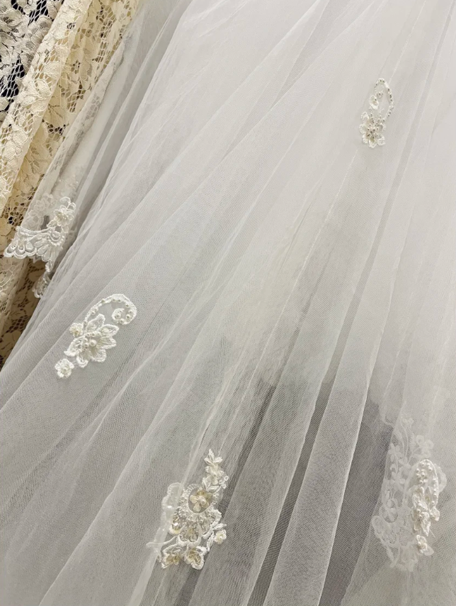 Gorgeous V Neck Satin Lace Appliques Beaded White Formal Ball Gown Long Wedding Dress Bridal Gowns