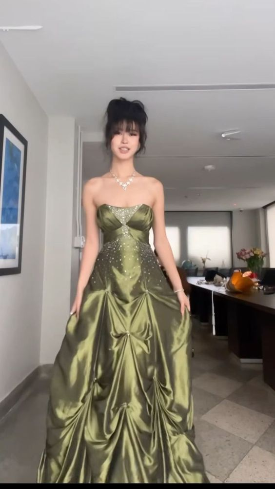 Luxurious Strapless Ball Gown Vintage Green Beaded Prom Dress Evening Dress