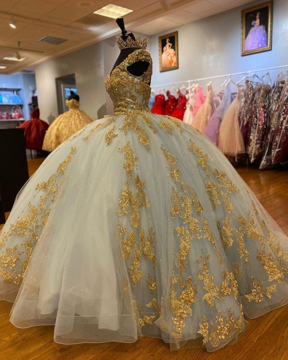Sky Blue Sexy V-Neck Ball Gown Luxury Beaded Gold Applique Quinceanera Dresses Sleeveless Tull Princess Sweet 16 15 Vestidos De